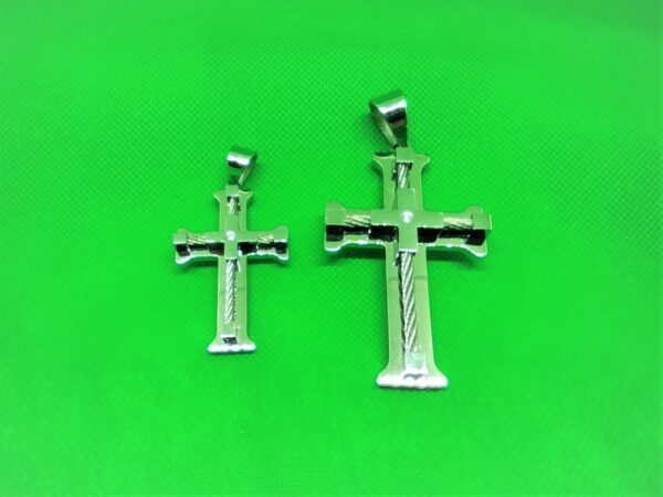 pendentif acier croix latine pattée en câbles avec une croix grecque au centre avec un brillant au centre, style moderne rock